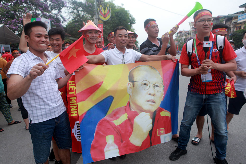 Sân Việt Trì đông chưa từng có, fan diễu hành phủ kín các tuyến đường - 5