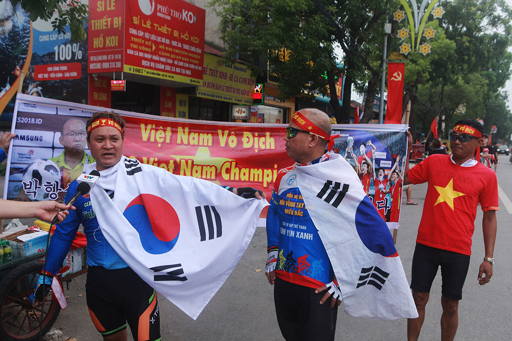 Sân Việt Trì đông chưa từng có, fan diễu hành phủ kín các tuyến đường - 6