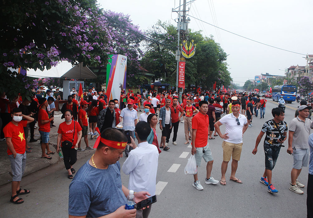 Sân Việt Trì đông chưa từng có, fan diễu hành phủ kín các tuyến đường - 8
