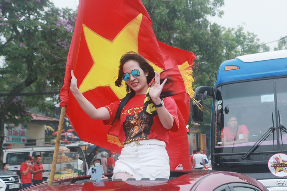 Sân Việt Trì đông chưa từng có, fan diễu hành phủ kín các tuyến đường - 9