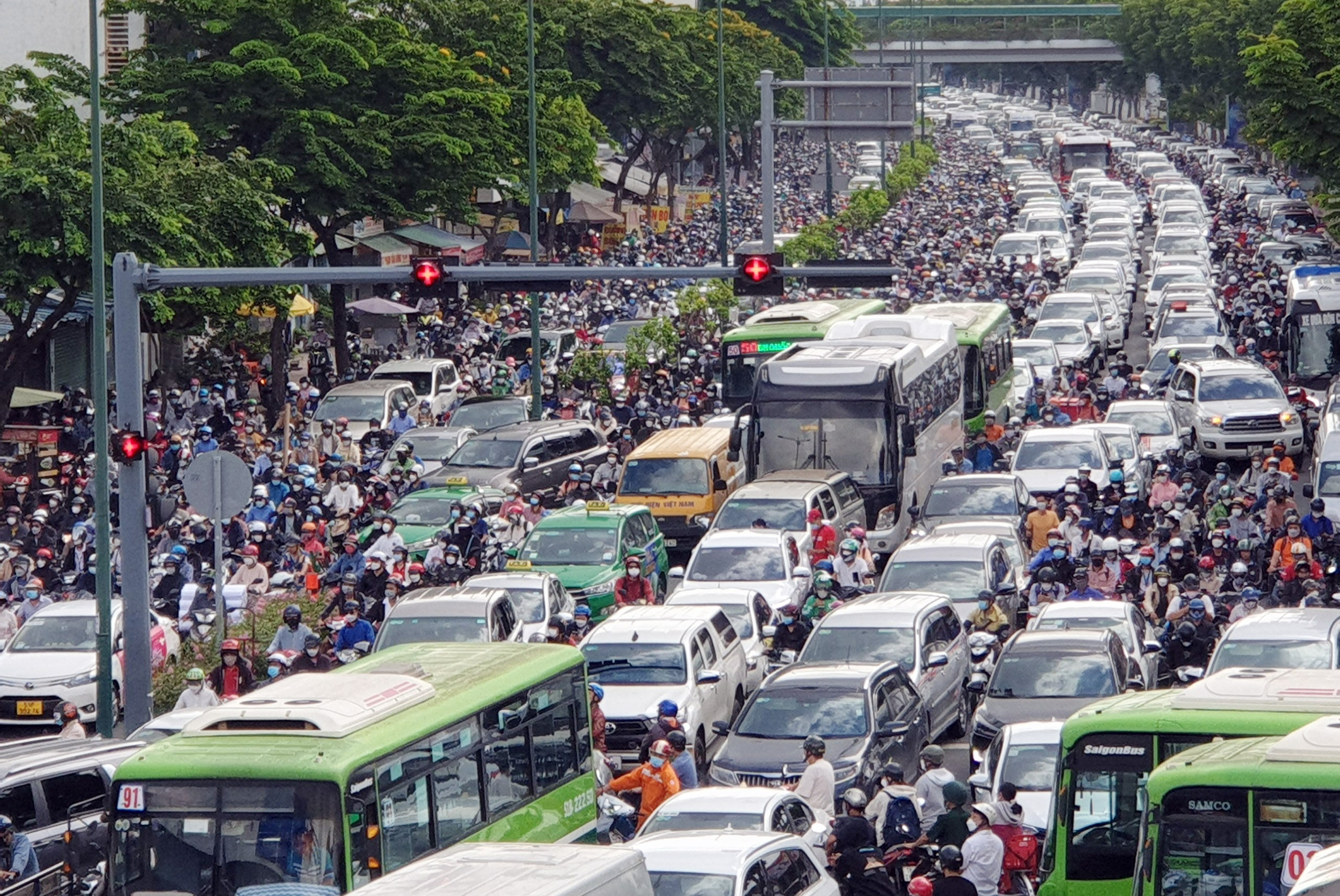 TP.HCM: Kẹt xe khủng khiếp, hàng ngàn phương tiện “chôn chân” trên đường Phạm Văn Đồng - 1