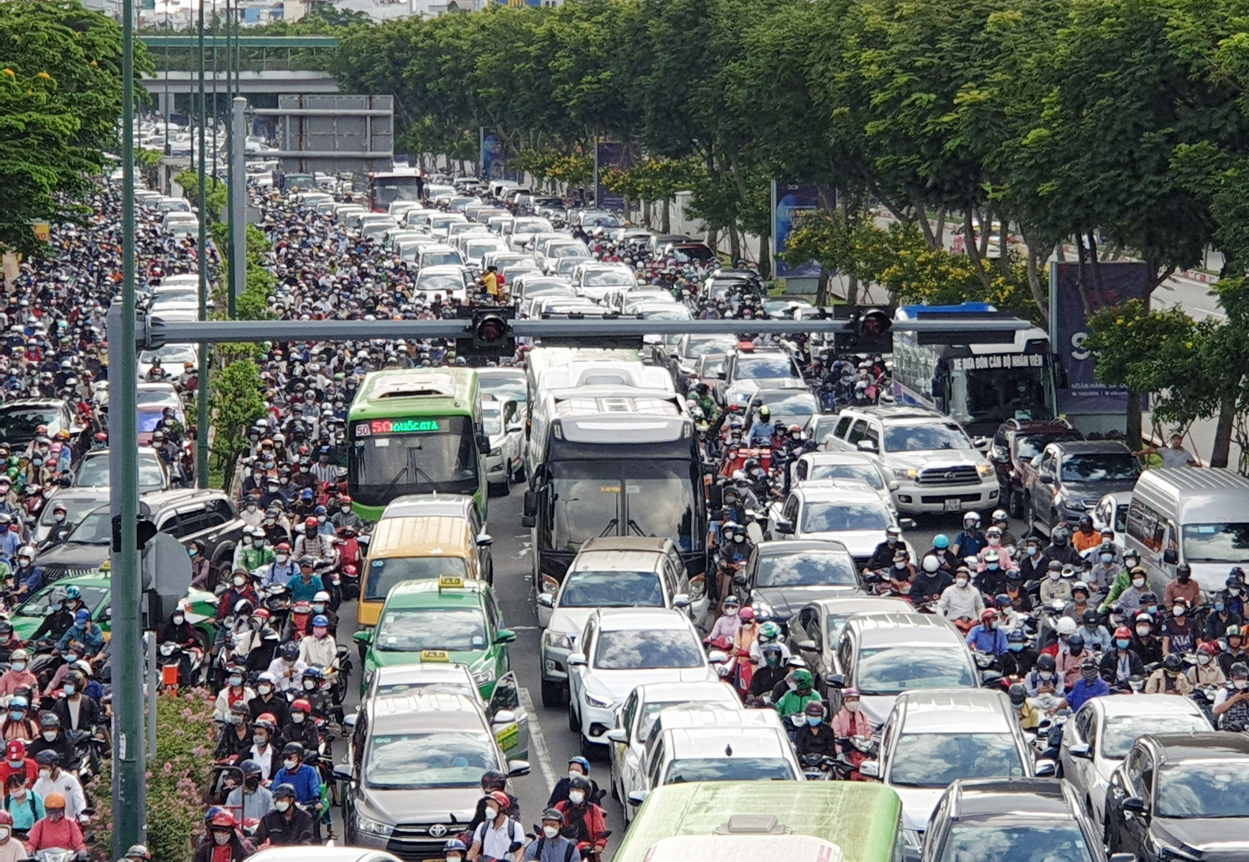 TP.HCM: Kẹt xe khủng khiếp, hàng ngàn phương tiện “chôn chân” trên đường Phạm Văn Đồng - 10