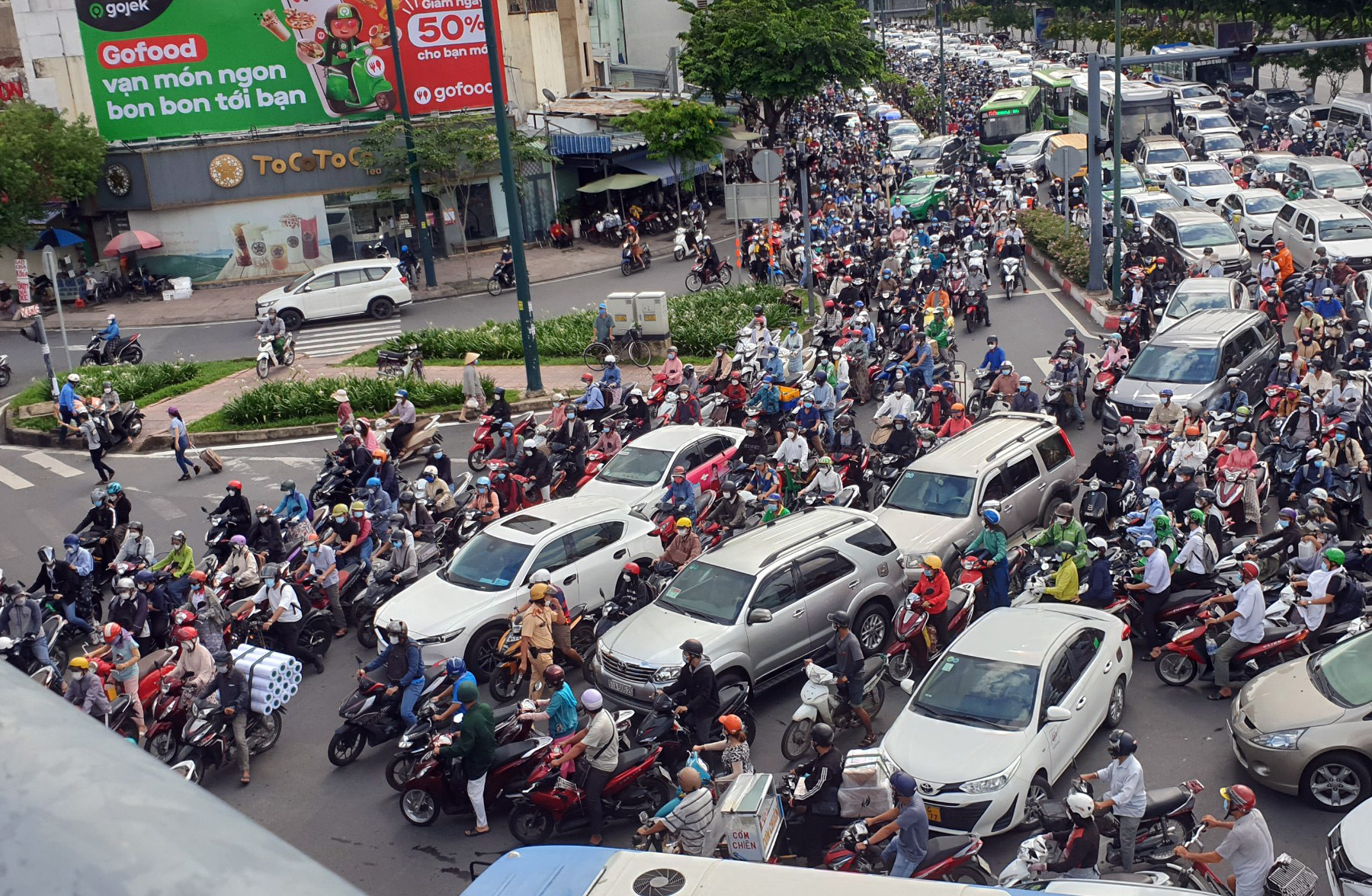 TP.HCM: Kẹt xe khủng khiếp, hàng ngàn phương tiện “chôn chân” trên đường Phạm Văn Đồng - 11
