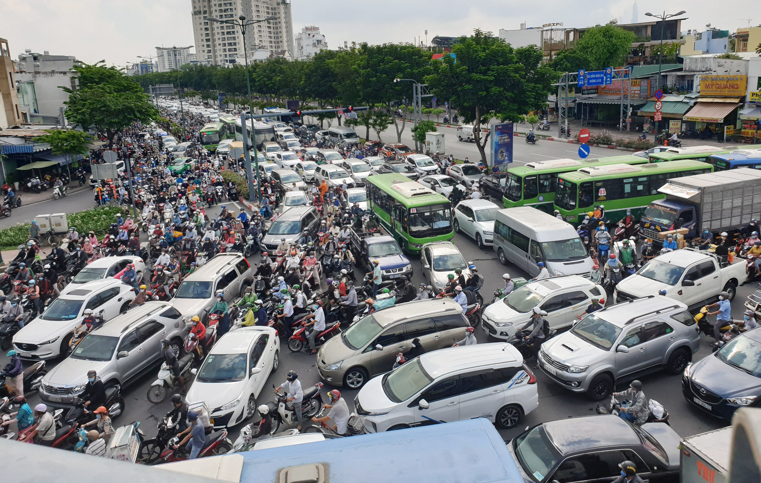 TP.HCM: Kẹt xe khủng khiếp, hàng ngàn phương tiện “chôn chân” trên đường Phạm Văn Đồng - 2