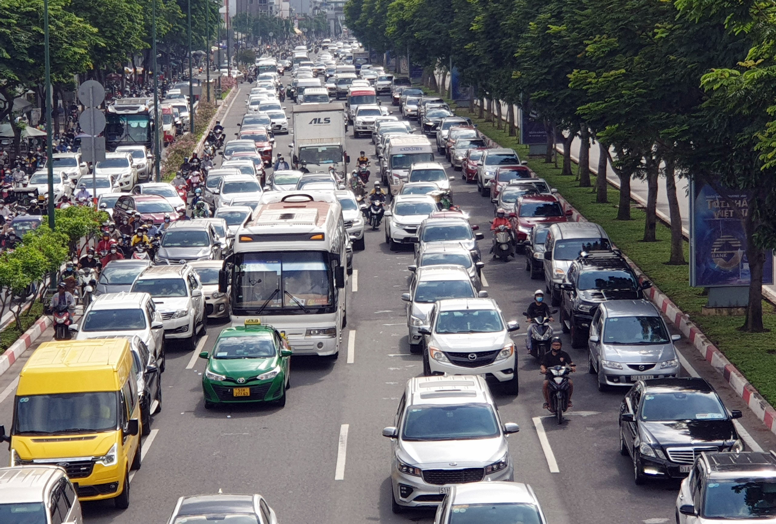TP.HCM: Kẹt xe khủng khiếp, hàng ngàn phương tiện “chôn chân” trên đường Phạm Văn Đồng - 4
