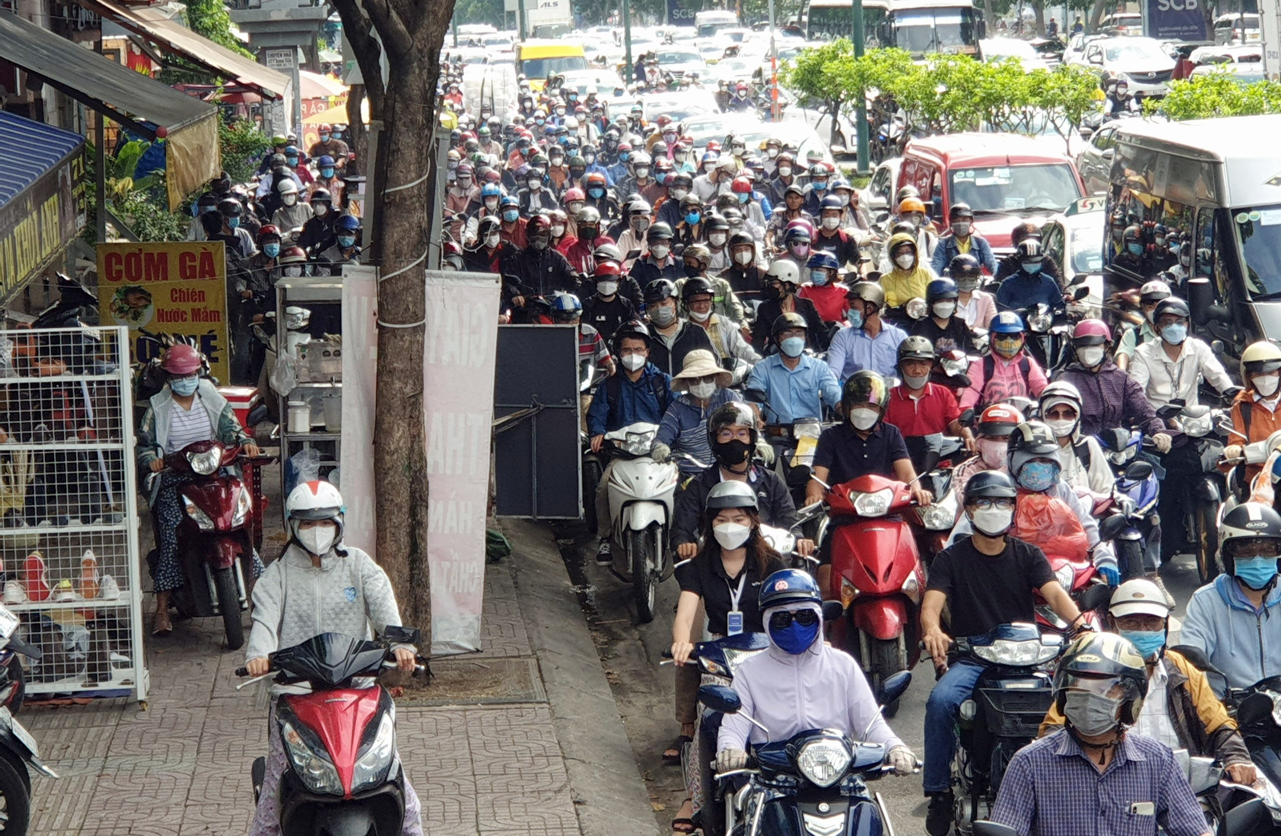 TP.HCM: Kẹt xe khủng khiếp, hàng ngàn phương tiện “chôn chân” trên đường Phạm Văn Đồng - 6