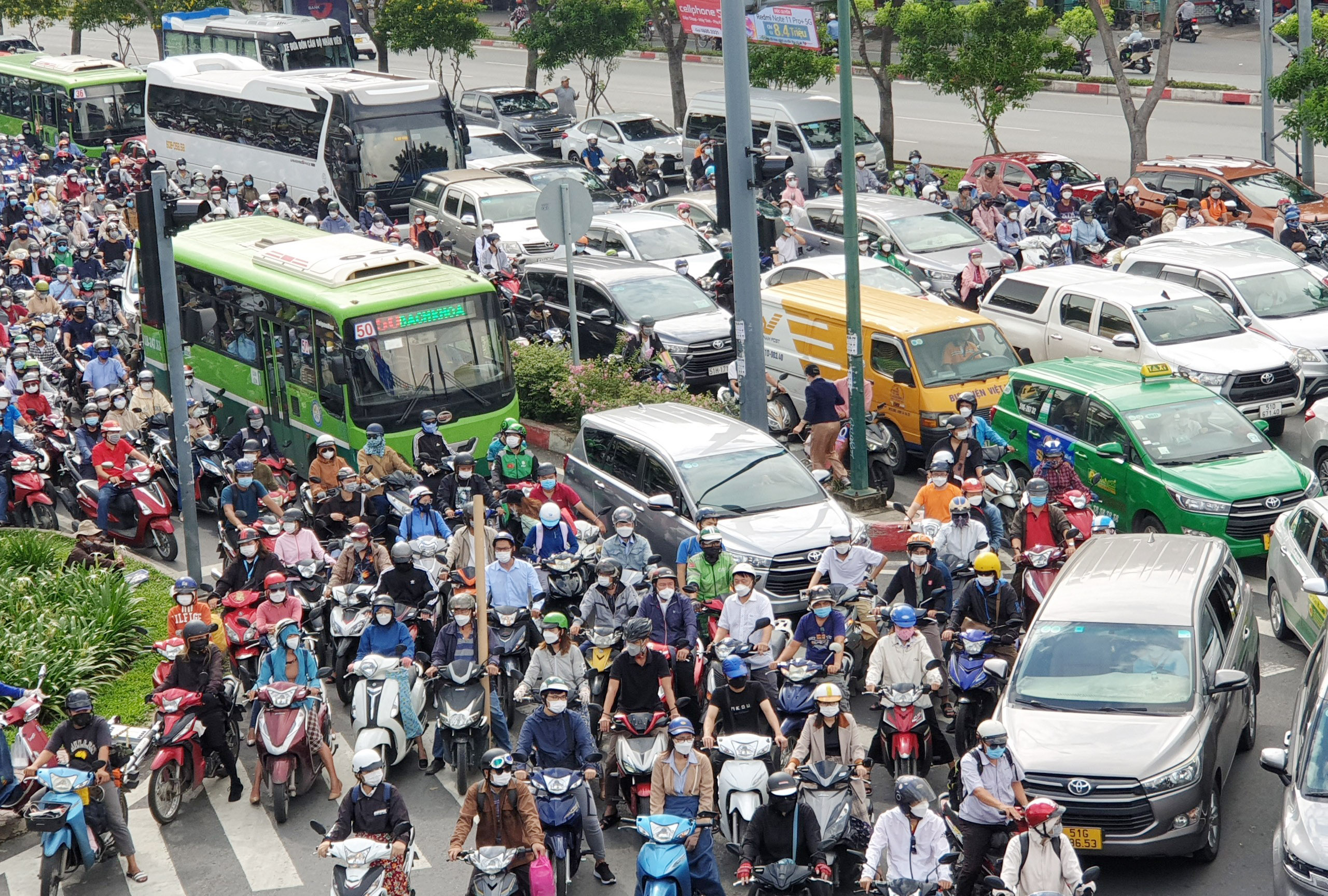 TP.HCM: Kẹt xe khủng khiếp, hàng ngàn phương tiện “chôn chân” trên đường Phạm Văn Đồng - 7