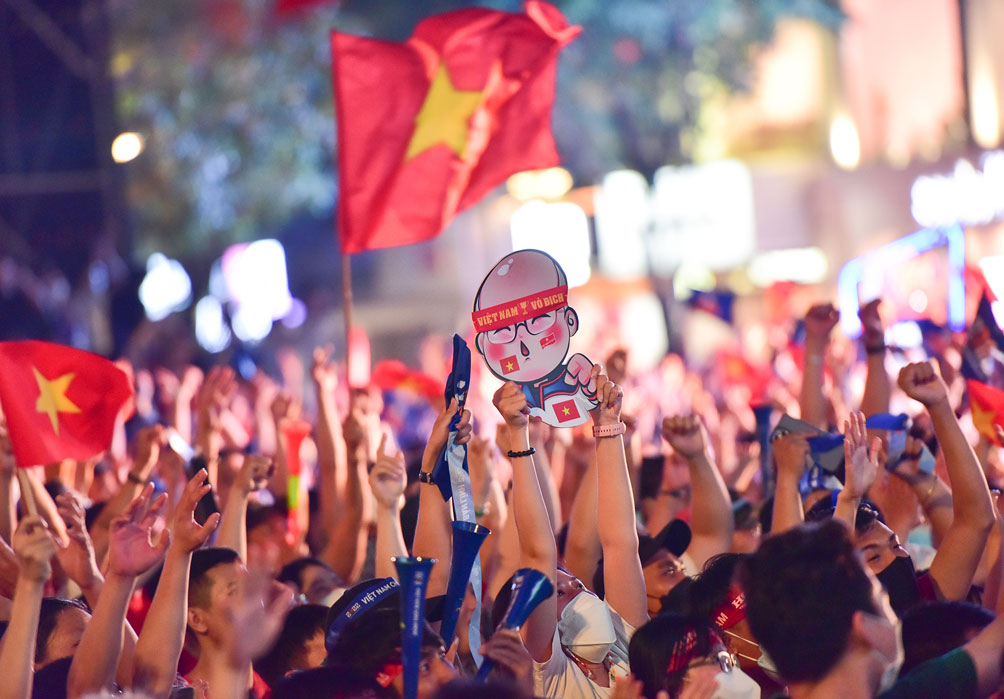 U23 Việt Nam vào chung kết, fan mang cả mâm, xoong nồi… ra đường đi “bão” - 1