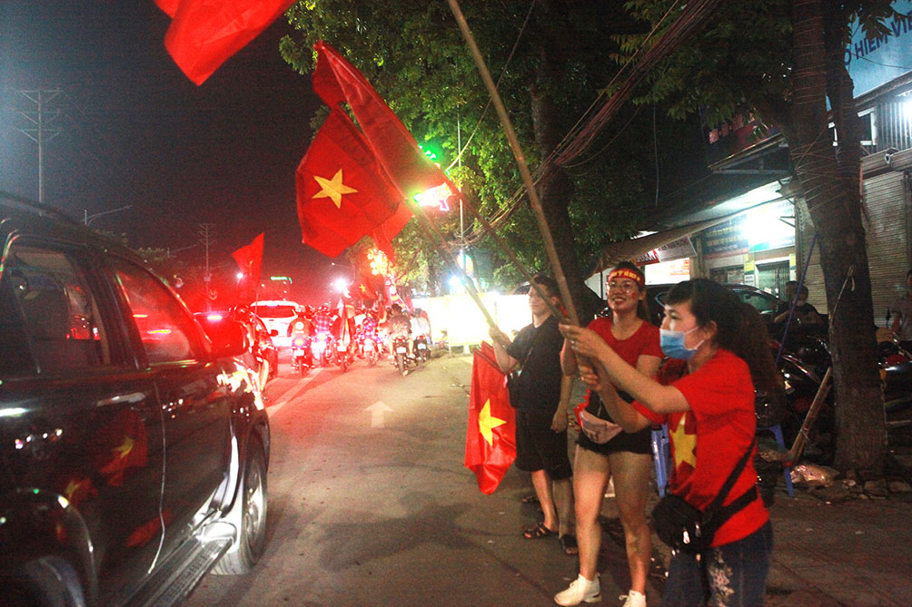 U23 Việt Nam vào chung kết, fan mang cả mâm, xoong… ra đường đi “bão” - 10