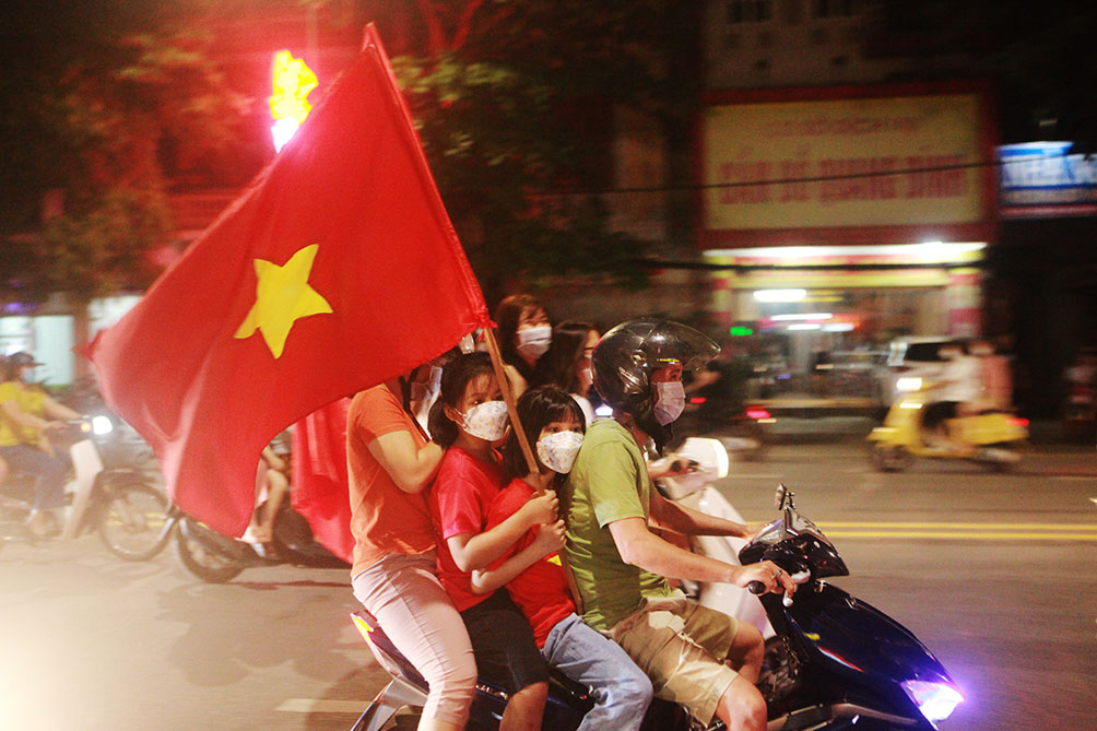 U23 Việt Nam vào chung kết, fan mang cả mâm, xoong… ra đường đi “bão” - 2
