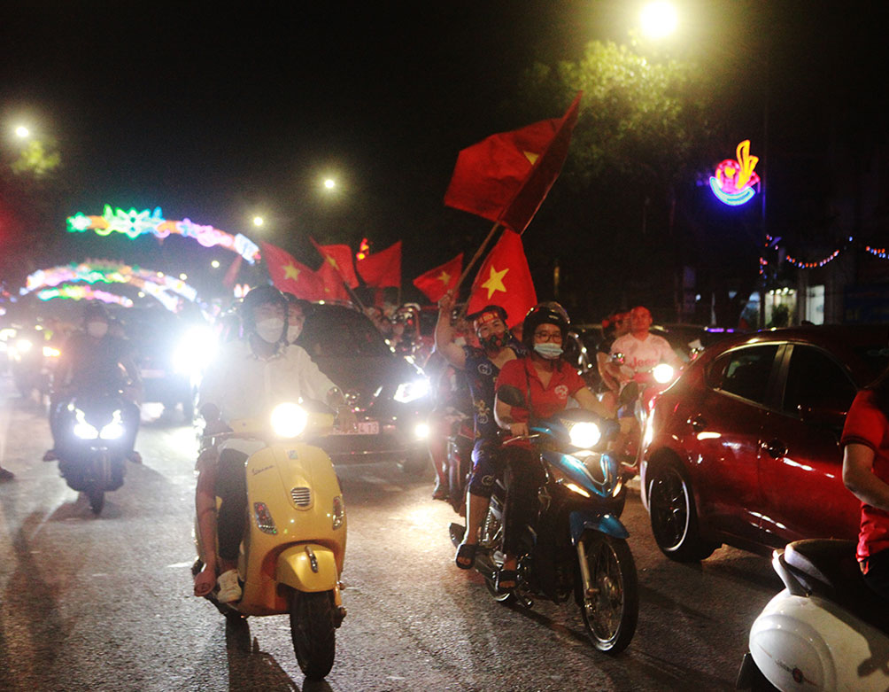 U23 Việt Nam vào chung kết, fan mang cả mâm, xoong… ra đường đi “bão” - 3
