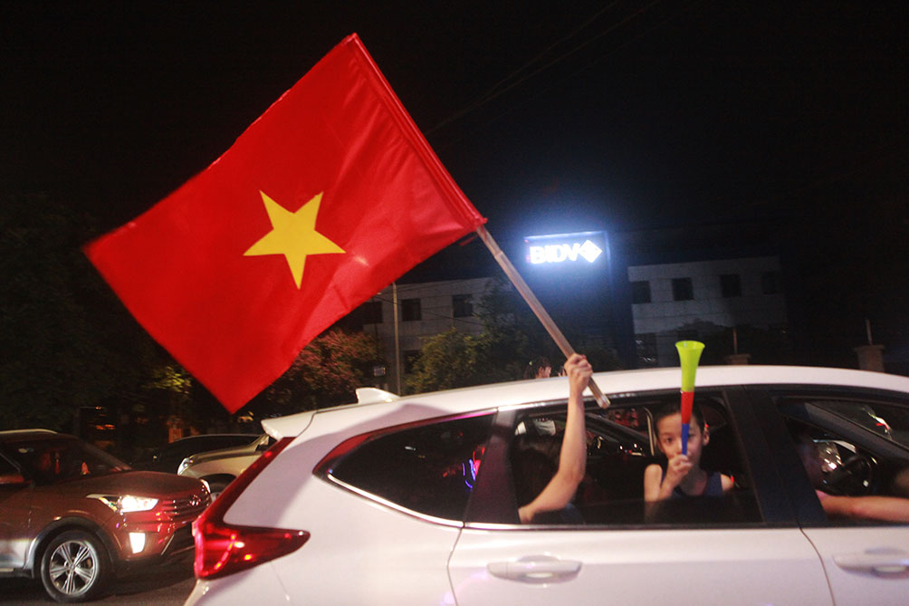 U23 Việt Nam vào chung kết, fan mang cả mâm, xoong… ra đường đi “bão” - 4