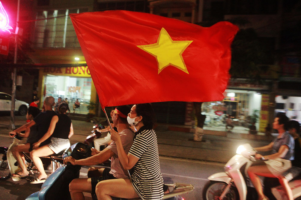 U23 Việt Nam vào chung kết, fan mang cả mâm, xoong… ra đường đi “bão” - 5