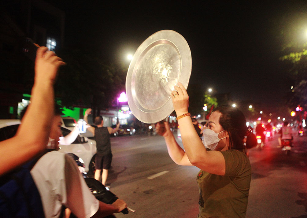 U23 Việt Nam vào chung kết, fan mang cả mâm, xoong… ra đường đi “bão” - 6