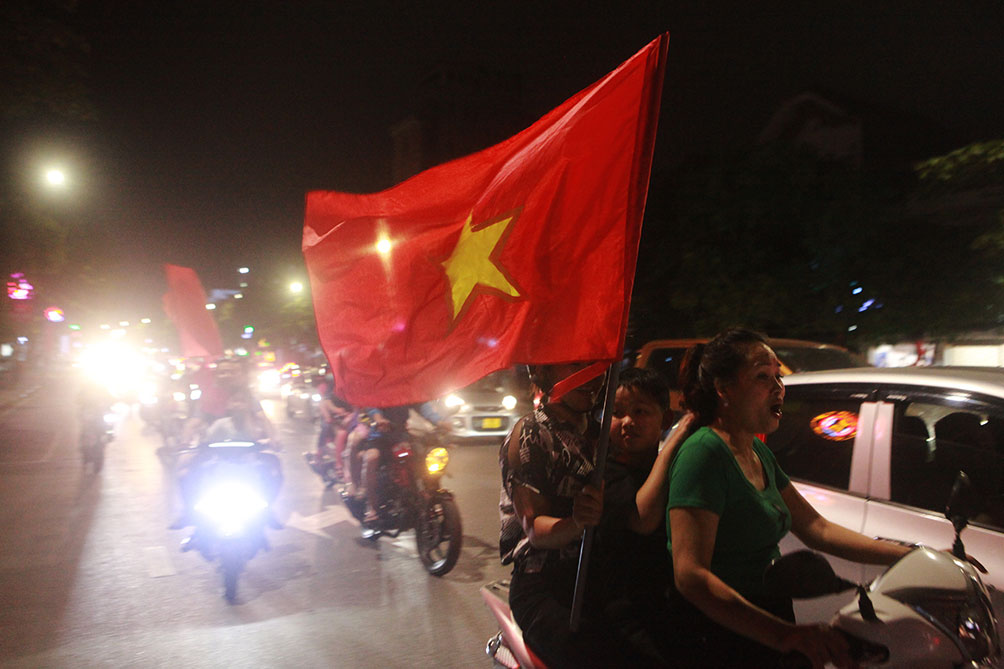 U23 Việt Nam vào chung kết, fan mang cả mâm, xoong… ra đường đi “bão” - 9