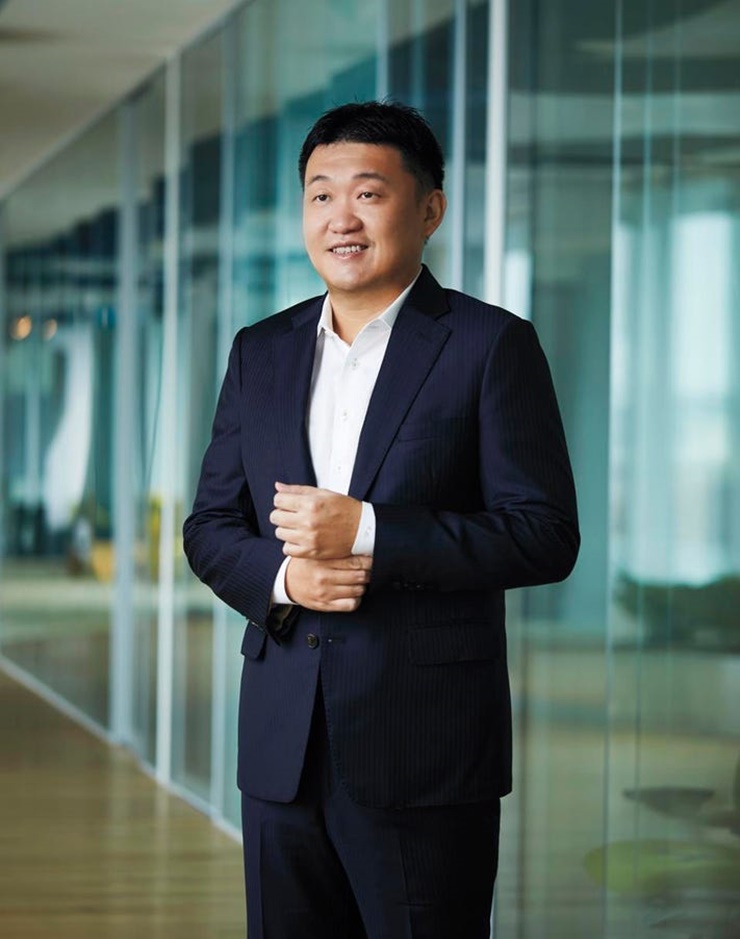 Forrest Li tên thật là Lý Tiểu Đông, sinh năm 1977 tại Trung Quốc, theo học thạc sĩ ngành Quản trị kinh doanh tại Đại học Stanford.

