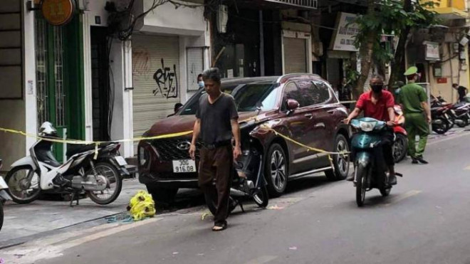 Hà Nội: Nghi vấn thanh niên cầm súng gây rối trên phố Hàng Bè - 1