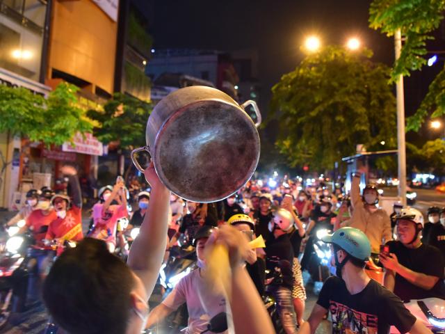 U23 Việt Nam vào chung kết, fan mang cả mâm, xoong nồi… ra đường đi “bão”