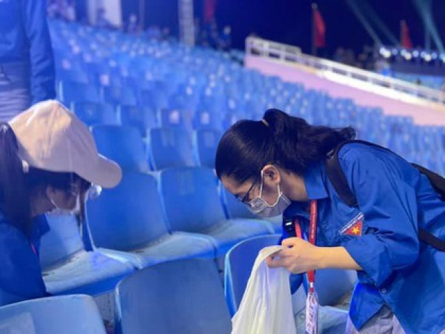 Bạn trẻ tình nguyện dọn rác tại SEA Games 31