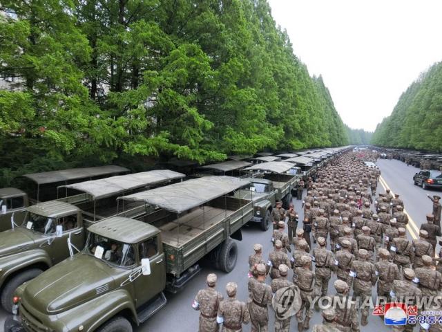 Hình ảnh quân đội Triều Tiên hỗ trợ chống dịch khi số ca sốt tăng nhanh