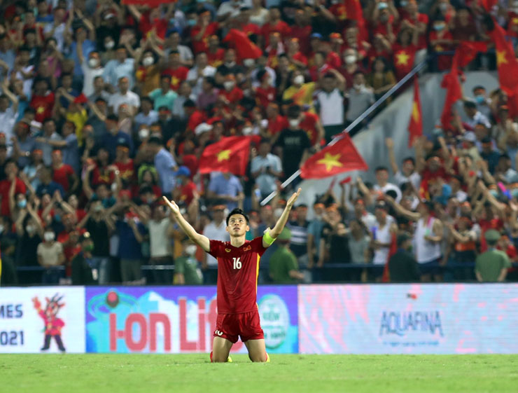 Chùm ảnh U23 Việt Nam ăn mừng vé chung kết, thầy Park &#34;trốn&#34; không dám xem - 1