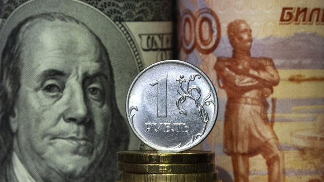 Đồng rúp bật tăng lên mức kỷ lục - 1