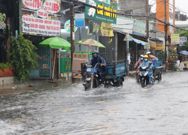 TP HCM: Đường thành sông sau cơn mưa lớn cuối tuần - 1
