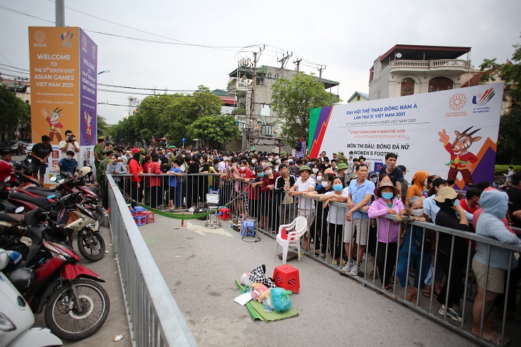 Chung kết bóng đá nữ Việt Nam - Thái Lan cực nóng: Hàng trăm CĐV xếp hàng chật kín lấy vé - 1
