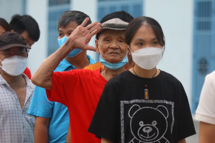 Cụ ông 83 tuổi háo hức vào &#34;chảo lửa&#34; Cẩm Phả cổ vũ nữ ĐT Việt Nam giành HCV - 1