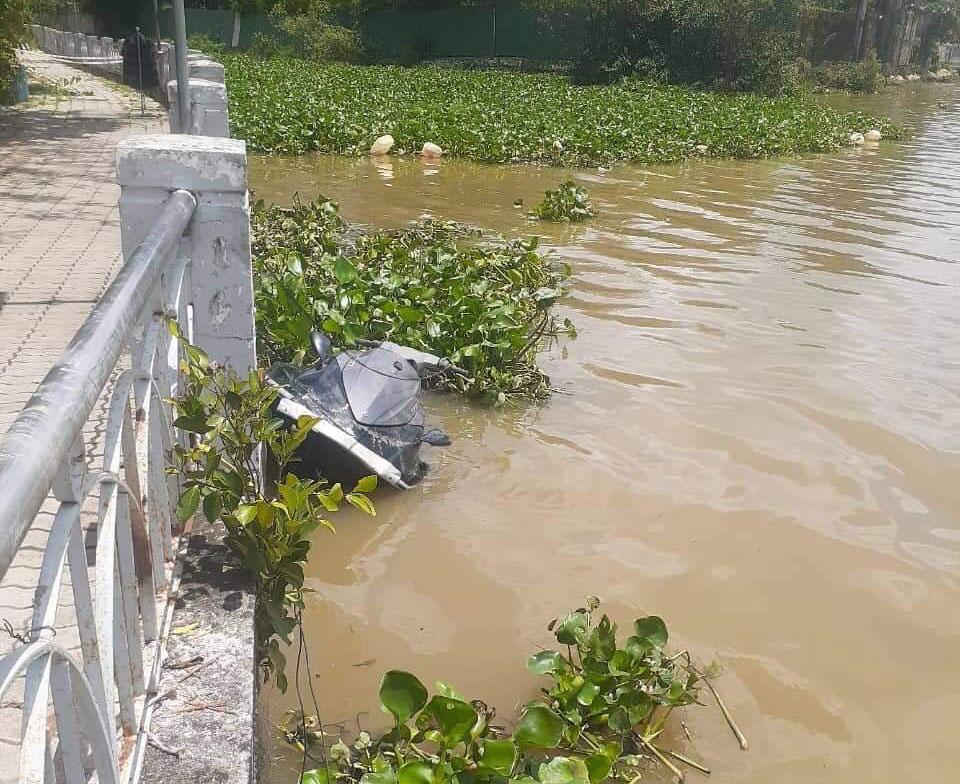 Mô tô nước tông sà lan trên sông Sài Gòn, 2 người chết - 1