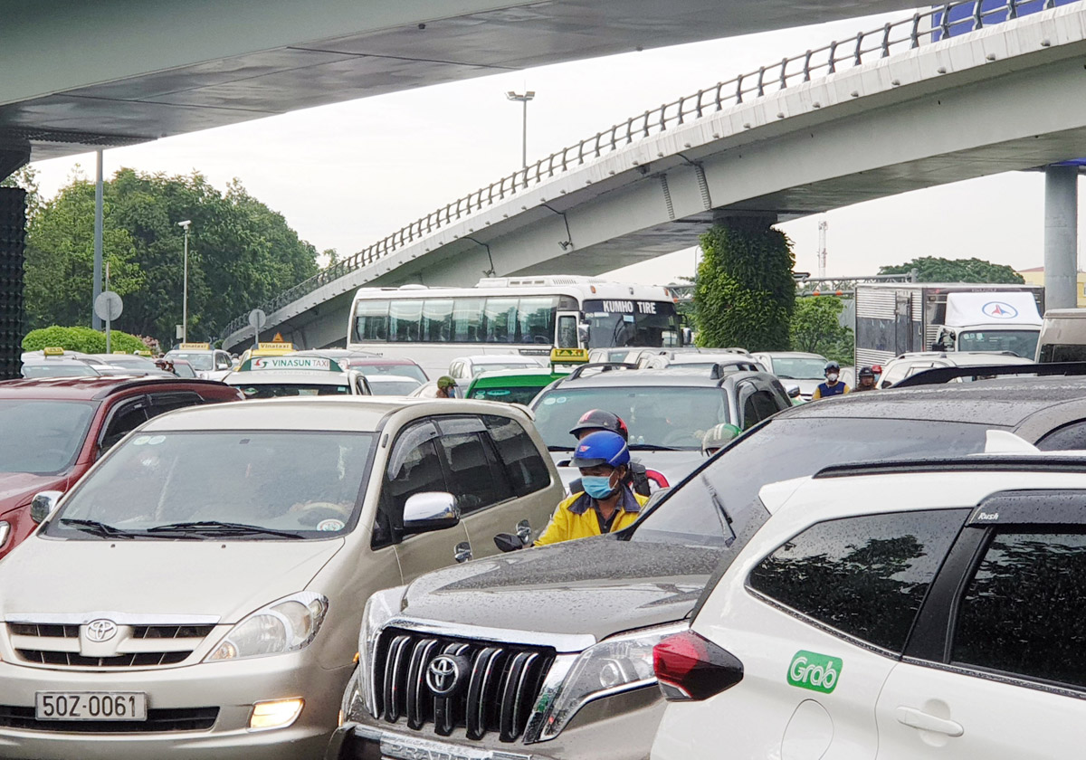 Ô tô, xe máy “chôn chân” trước cổng sân bay Tân Sơn Nhất…vì phần mềm thu phí bãi xe trục trặc - 1