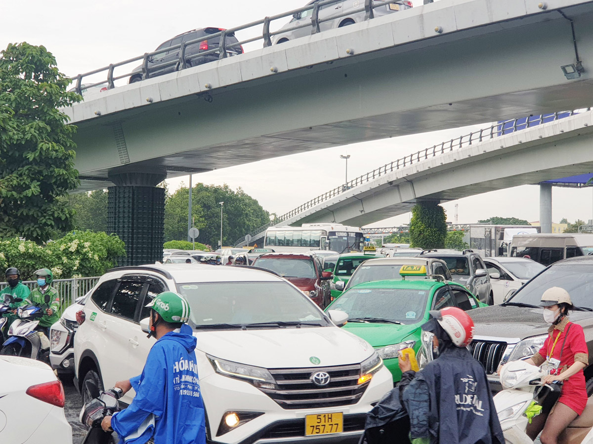 Ô tô, xe máy “chôn chân” trước cổng sân bay Tân Sơn Nhất…vì phần mềm thu phí bãi xe trục trặc - 10