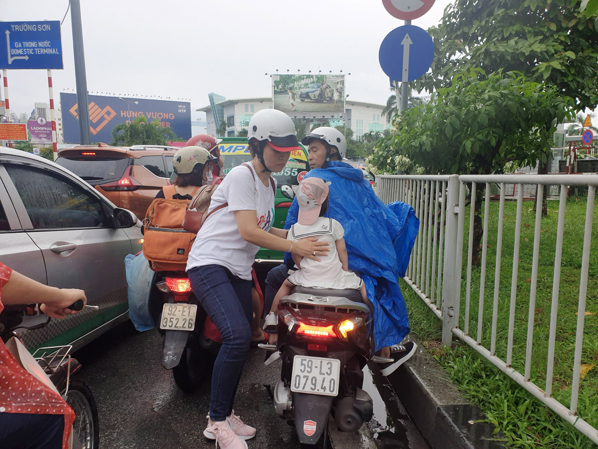 Ô tô, xe máy “chôn chân” trước cổng sân bay Tân Sơn Nhất…vì phần mềm thu phí bãi xe trục trặc - 12