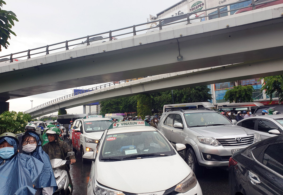 Ô tô, xe máy “chôn chân” trước cổng sân bay Tân Sơn Nhất…vì phần mềm thu phí bãi xe trục trặc - 2