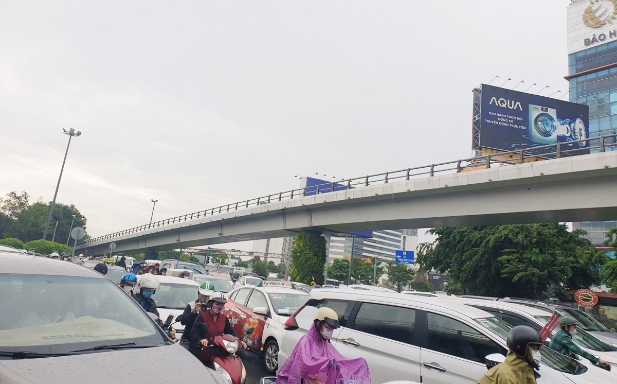 Ô tô, xe máy “chôn chân” trước cổng sân bay Tân Sơn Nhất…vì phần mềm thu phí bãi xe trục trặc - 4