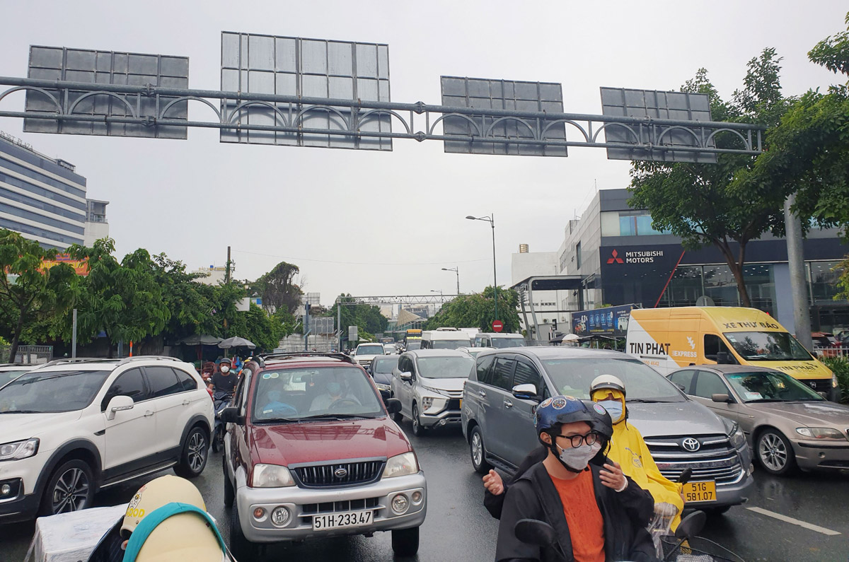 Ô tô, xe máy “chôn chân” trước cổng sân bay Tân Sơn Nhất…vì phần mềm thu phí bãi xe trục trặc - 5