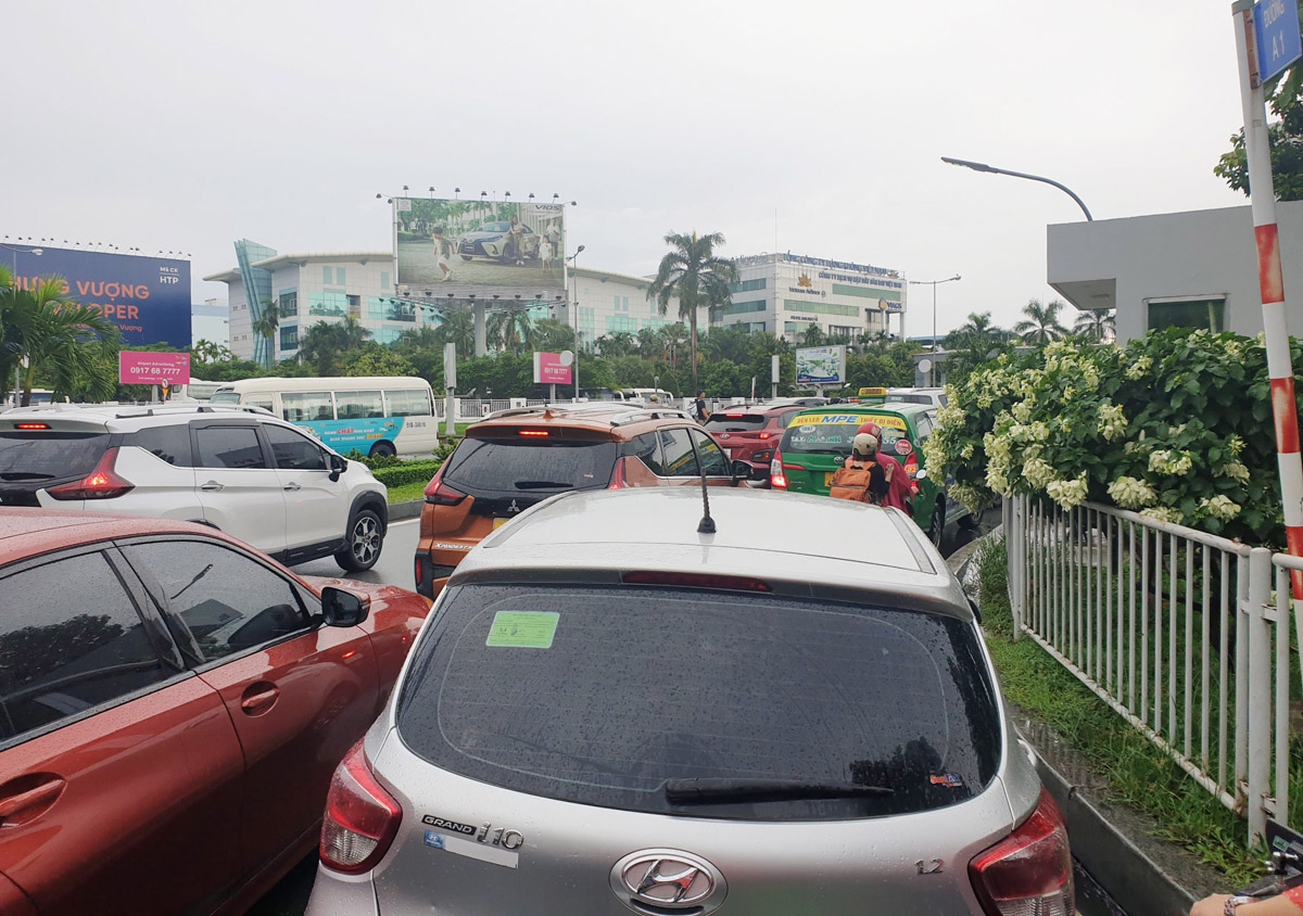 Ô tô, xe máy “chôn chân” trước cổng sân bay Tân Sơn Nhất…vì phần mềm thu phí bãi xe trục trặc - 6