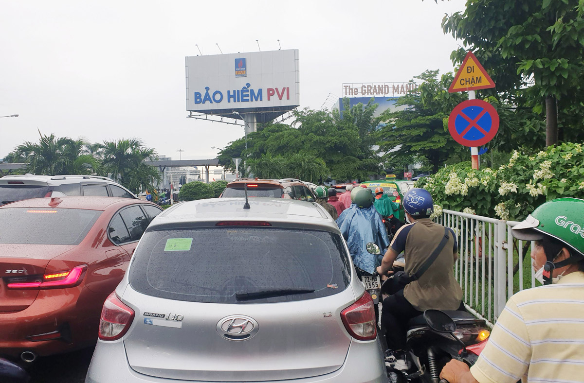 Ô tô, xe máy “chôn chân” trước cổng sân bay Tân Sơn Nhất…vì phần mềm thu phí bãi xe trục trặc - 9