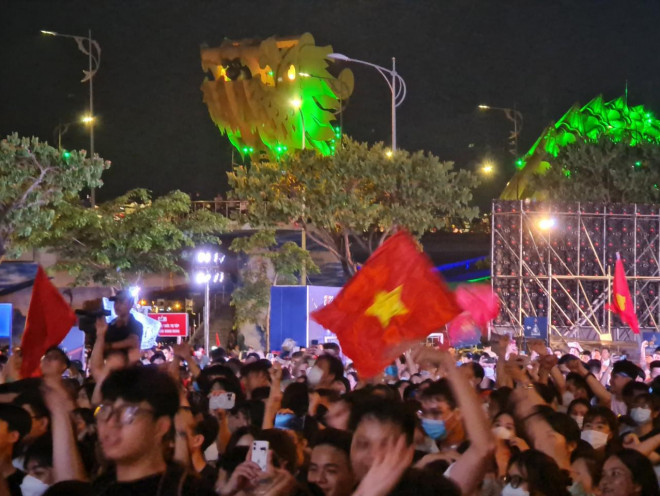 Đà Nẵng: Cầu Rồng kẹt cứng, người dân mở hội ăn mừng U23 Việt Nam vô địch - 1