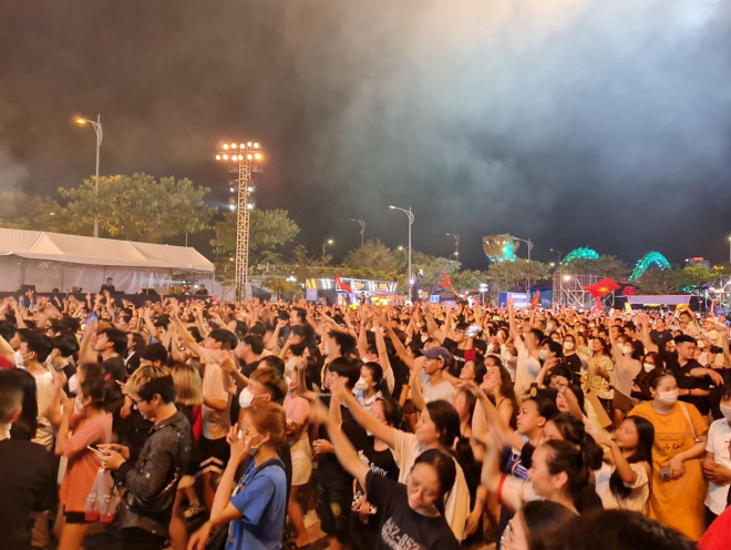 Đà Nẵng: Cầu Rồng kẹt cứng, người dân mở hội ăn mừng U23 Việt Nam vô địch - 2