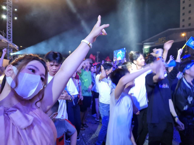 Đà Nẵng: Cầu Rồng kẹt cứng, người dân mở hội ăn mừng U23 Việt Nam vô địch - 3