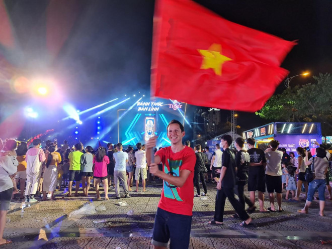 Đà Nẵng: Cầu Rồng kẹt cứng, người dân mở hội ăn mừng U23 Việt Nam vô địch - 4