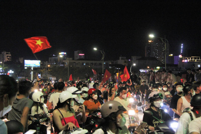Đà Nẵng: Cầu Rồng kẹt cứng, người dân mở hội ăn mừng U23 Việt Nam vô địch - 6