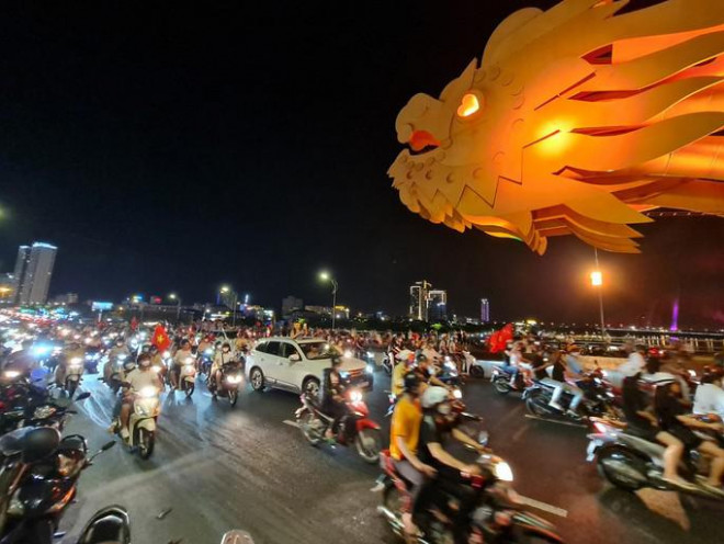Đà Nẵng: Cầu Rồng kẹt cứng, người dân mở hội ăn mừng U23 Việt Nam vô địch - 9