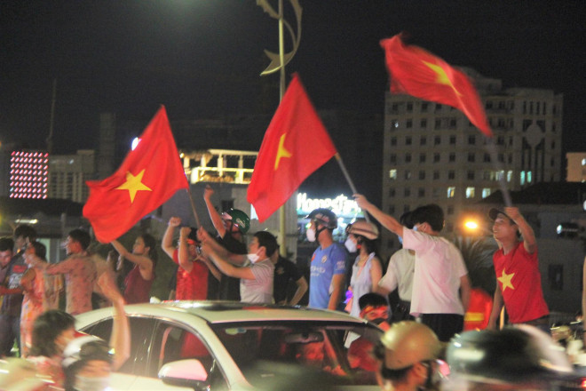 Đà Nẵng: Cầu Rồng kẹt cứng, người dân mở hội ăn mừng U23 Việt Nam vô địch - 7