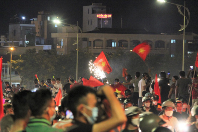 Đà Nẵng: Cầu Rồng kẹt cứng, người dân mở hội ăn mừng U23 Việt Nam vô địch - 8