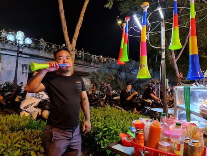 Đà Nẵng: Cầu Rồng kẹt cứng, người dân mở hội ăn mừng U23 Việt Nam vô địch - 10