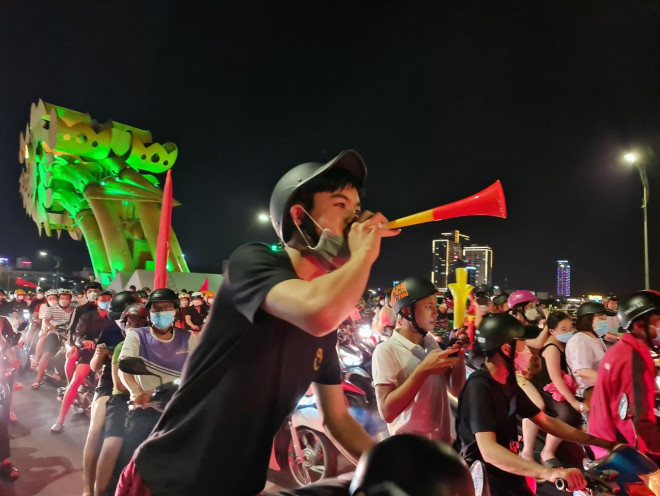Đà Nẵng: Cầu Rồng kẹt cứng, người dân mở hội ăn mừng U23 Việt Nam vô địch - 11