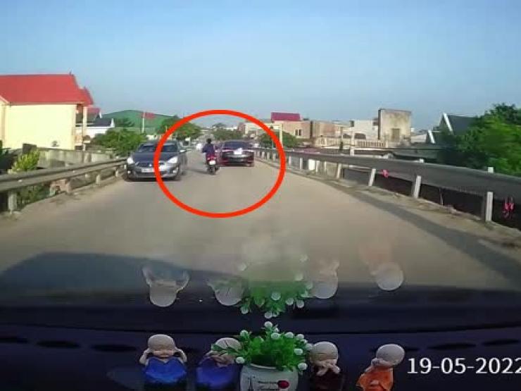 Clip: Vượt ẩu va trúng xe ngược chiều, nữ tài xế “đầu trần” văng vào ô tô