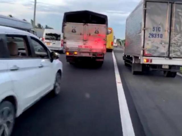 Xe cứu thương hú còi trong vô vọng trên đường cao tốc TP Hồ Chí Minh - Trung Lương